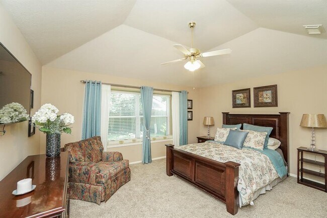 Building Photo - 210 Rolling Plains Dr