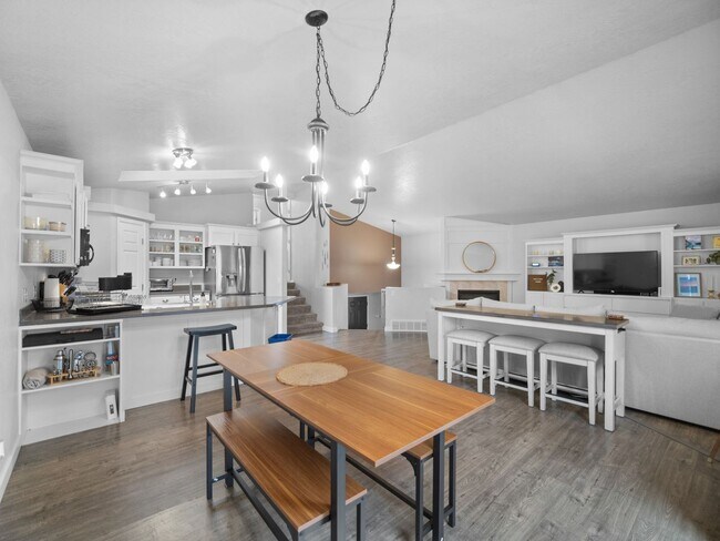 Building Photo - Bright & Comfortable 3 Bedroom Home (Furnished)