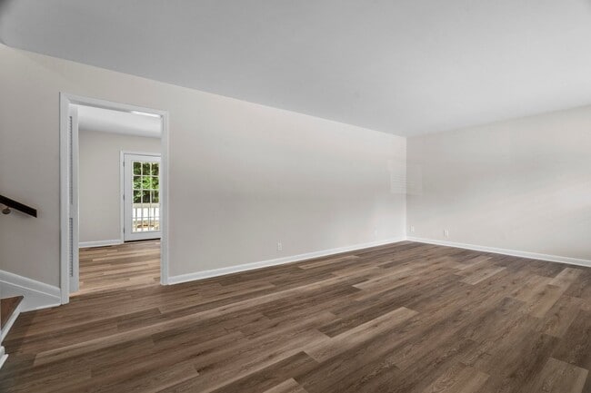 Building Photo - Gorgeous 3 Bedroom, 2 Bath Split-level home in Brentwood - High-end Renovation, Pet Friendly!