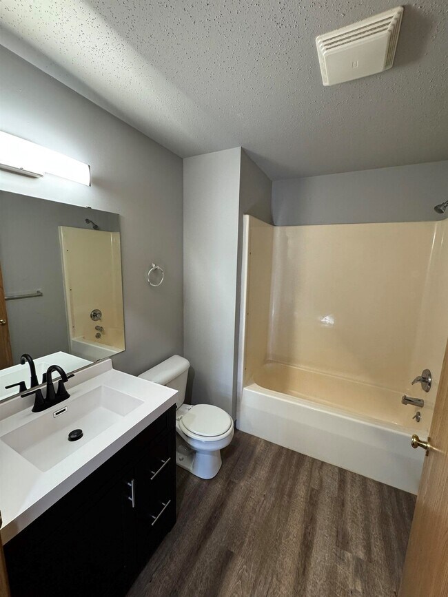 Building Photo - 417 Lotus St