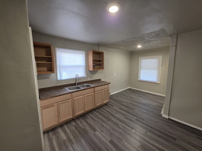 Building Photo - 20101 Biltmore St