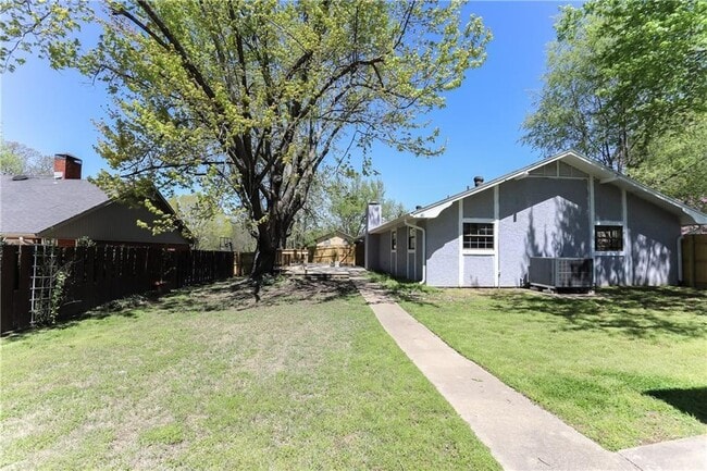 Building Photo - 1005 Robin Haven Dr