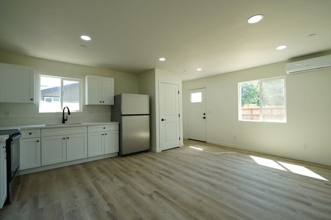 Building Photo - 4805 Charlotte Way