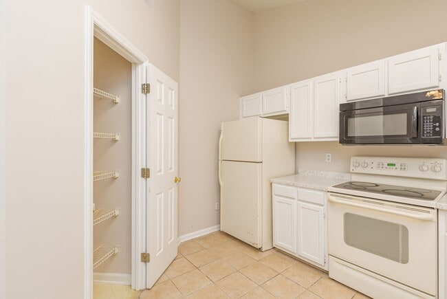 Building Photo - Beautiful 4 bed 2 bath home in Greensboro with fenced yard. Walk to coffee shop and restaurants.