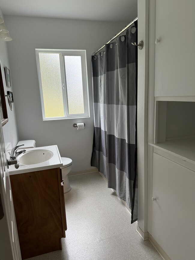 Clean Bathroom Tub/Shower - 515 Garfield Ave SW