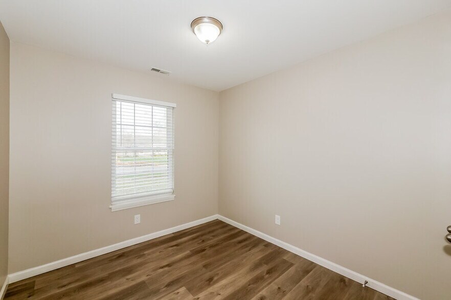 Building Photo - 450 Southgate Dr