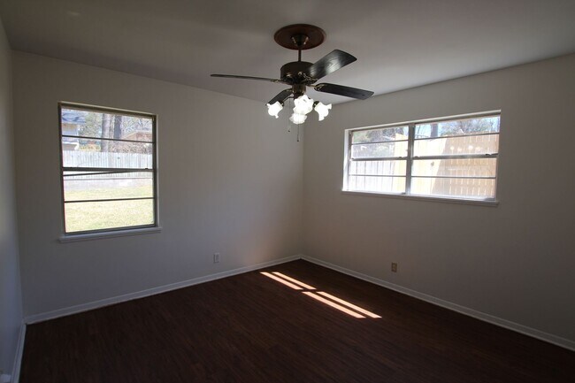 Building Photo - Coming Soon! 3/2/2 in Tyler!