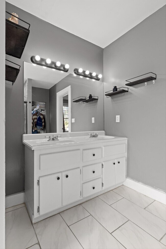 Building Photo - 207 Culberson Ave