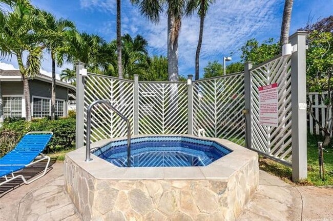 Building Photo - 605 Mananai Pl