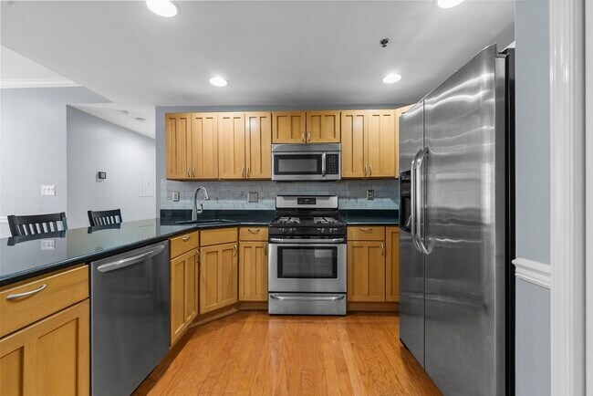 Building Photo - 727 Monroe St