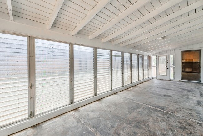 Building Photo - 104 N Pecan St