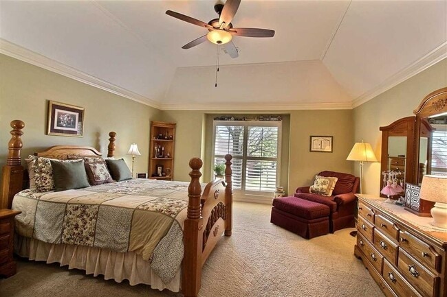 Building Photo - 2345 Linkenholt Dr