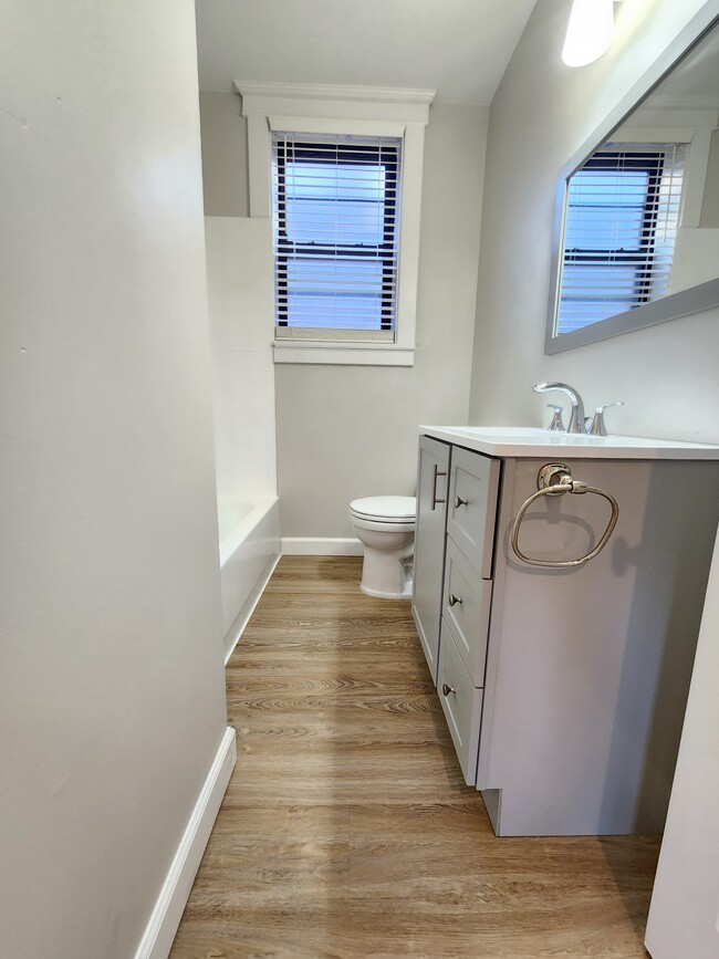 Very clean,, updated bathroom - 807 Westgate Ave