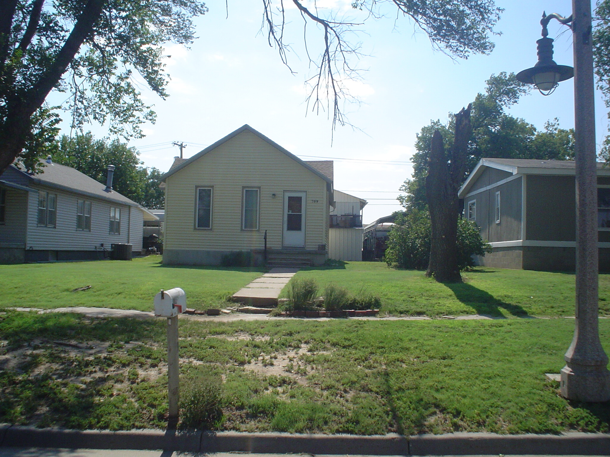 Building Photo - 709 Main St