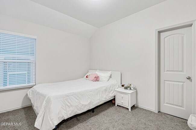 Building Photo - 7416 Tamarack Pl