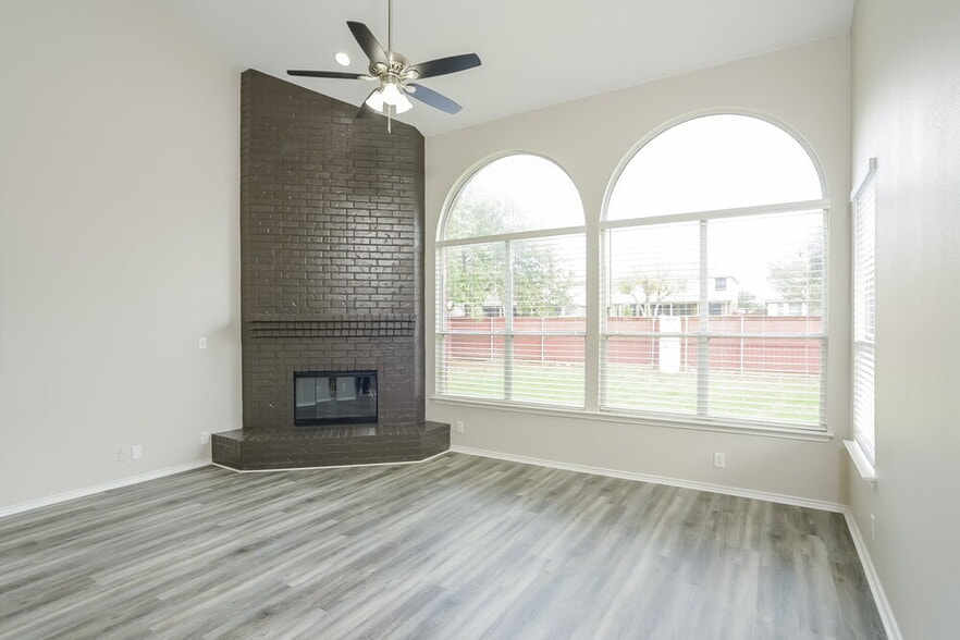Building Photo - 121 Yeager Cir