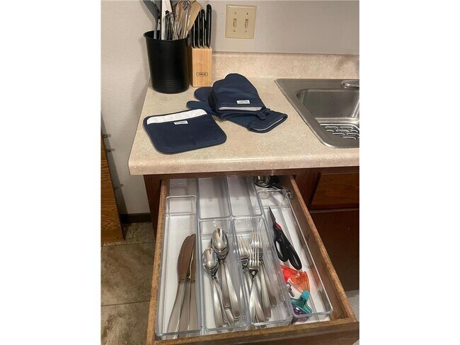 Building Photo - 812 Hills Ave