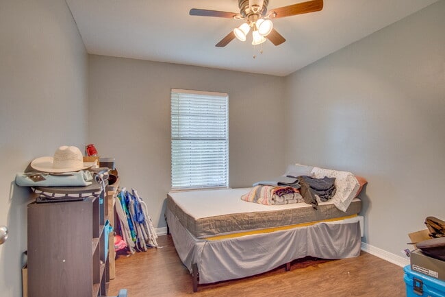 Building Photo - Updated 3BD/2BA Home on Quiet Cul-de-Sac w...