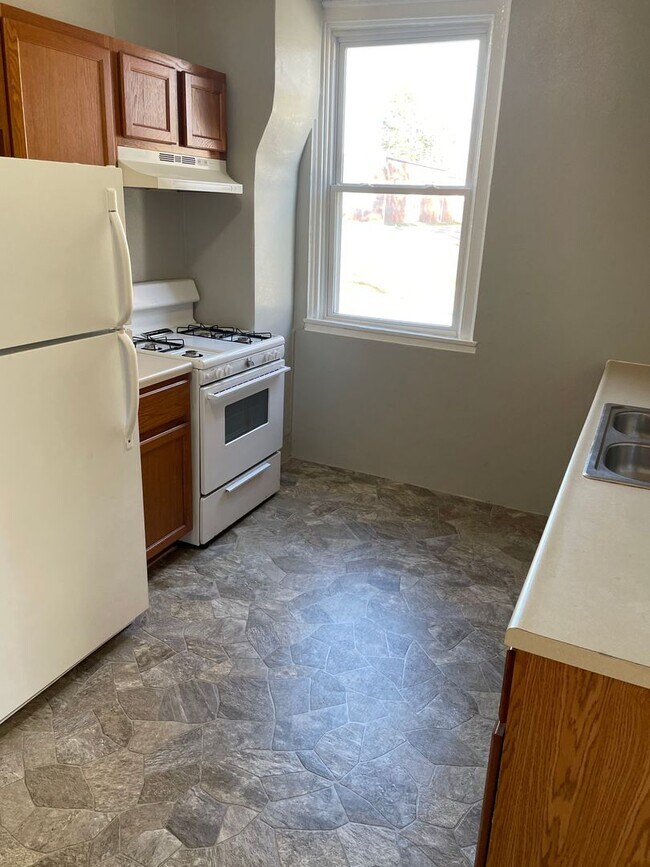 Building Photo - 2 Bed 1 Bath with Garage