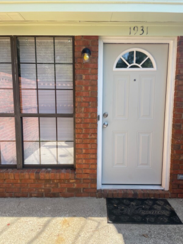 Building Photo - 1931 Stuart Ave