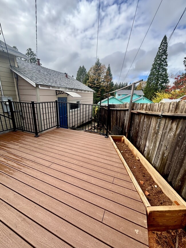 Building Photo - 668 S Auburn St