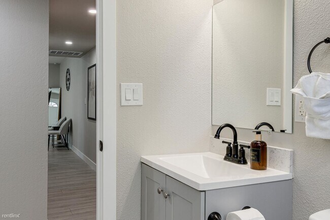 Building Photo - 2 br, 1 bath Duplex - 3944 Apple Blossom W...