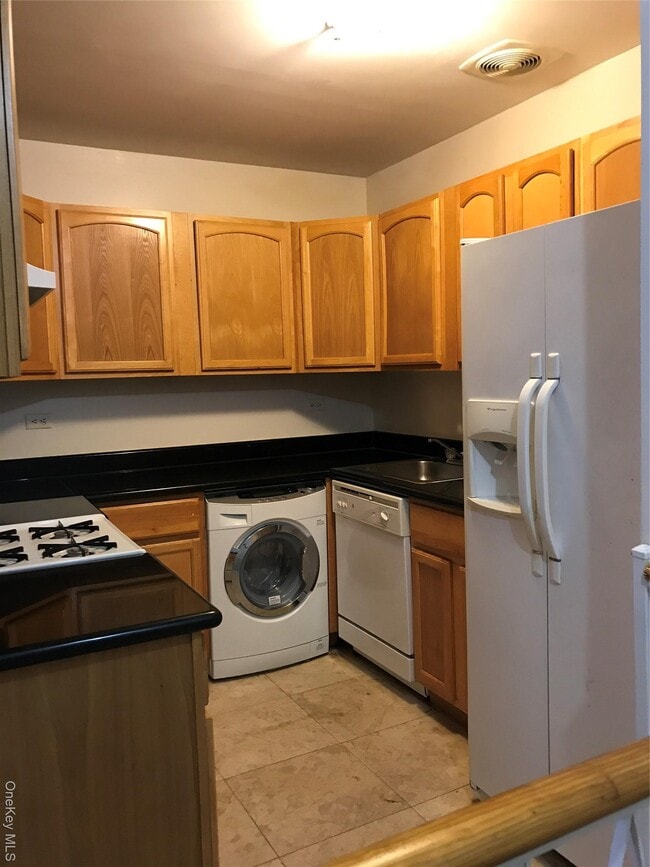 Building Photo - 141-44 84th Rd