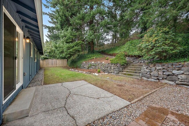 Building Photo - Renovated Tacoma Home with A/C, Huge Den, Bonus Office & Fully Fenced Yard!