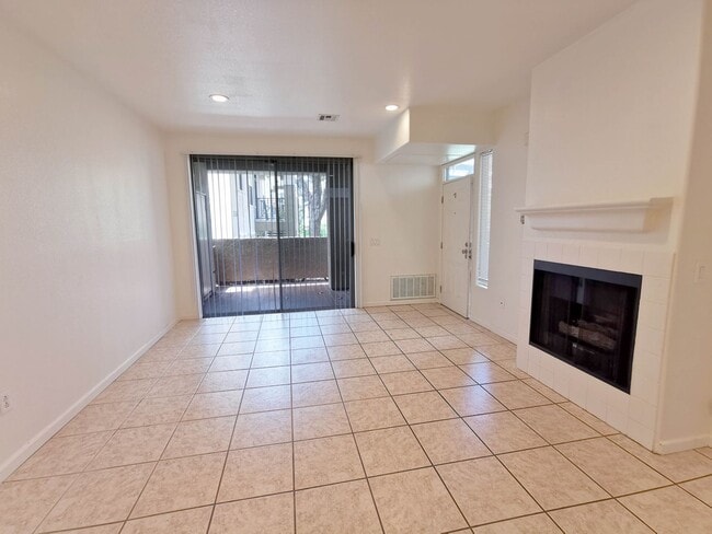 Building Photo - Open and bright 2 bedroom, 2 bath condo in Carmel Valley