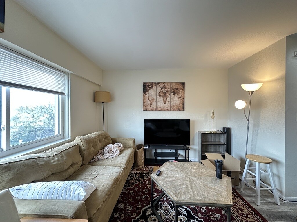 Building Photo - 1400 Chicago Ave