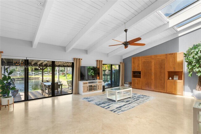 Building Photo - 2665 Parkview Dr S