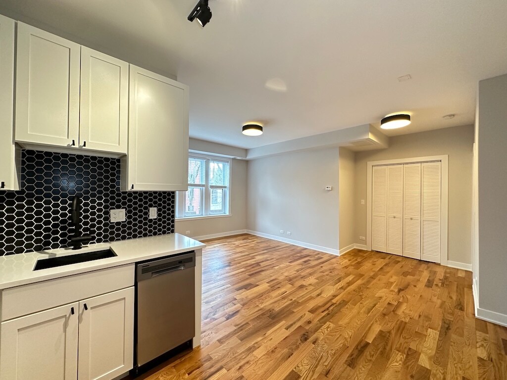 Building Photo - 661 W Wrightwood Ave