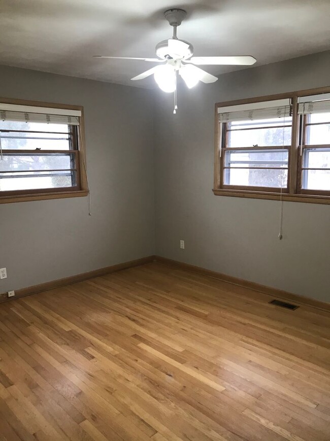 Building Photo - 3 bedroom, 2 bathroom, 2 car garage hom fo...