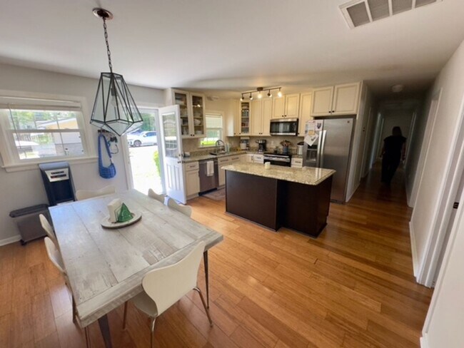 Building Photo - Single Family beauty in Greenville Sound