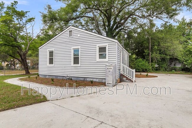 Building Photo - 2308 Aintree Ave