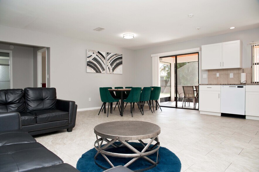 Building Photo - 722 SE Thanksgiving Ave