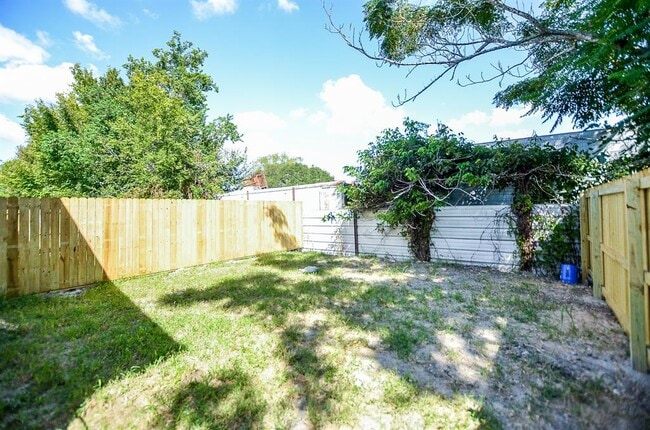 Building Photo - 239 Broadhurst Dr