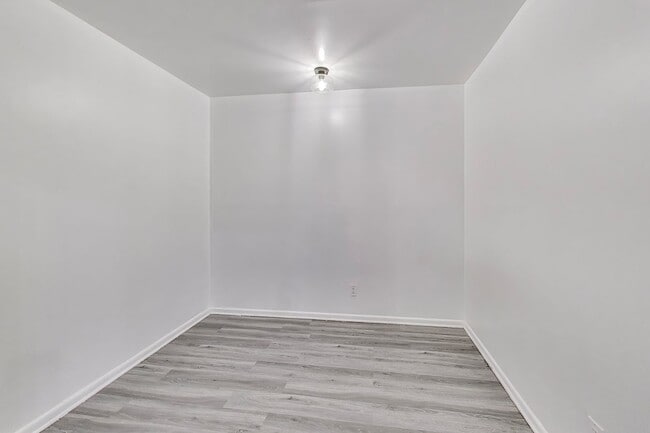 Building Photo - Large Foggy Bottom Beauty - 1+Den + 1 FB