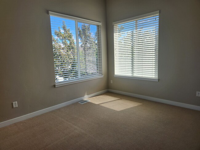 Building Photo - End Unit Townhome Available for Rent July 1st