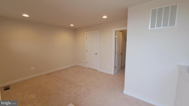 Building Photo - 9001 Shady Pines Dr