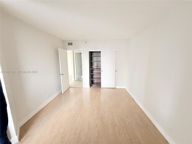 Building Photo - 3610 Yacht Club Dr