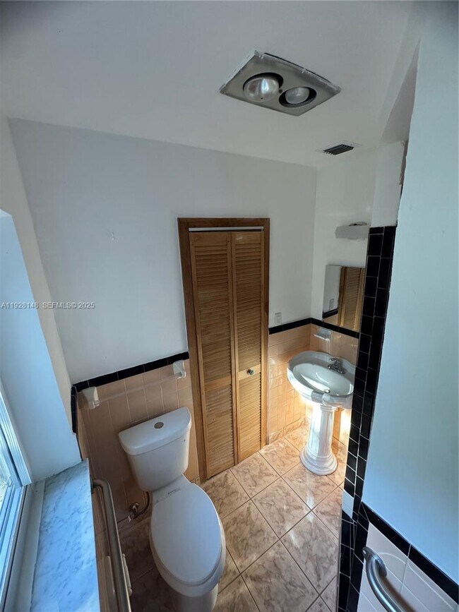 Building Photo - 3021 SW 2nd Ave