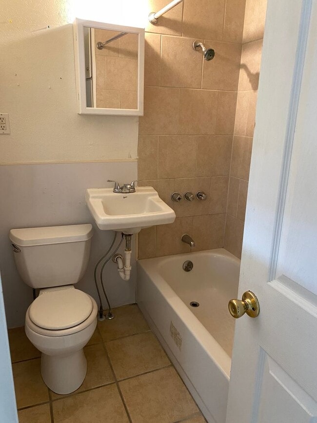 Building Photo - Cozy 1 Bed 1 Bath Duplex Near ACU