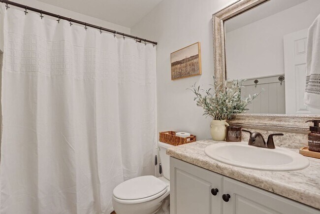Building Photo - 3 bedroom 2.5 bath with bonus room in Lega...