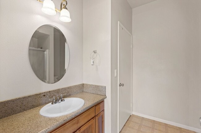 Building Photo - Excellent 1 Br 1Ba with Den in a Well Kept...