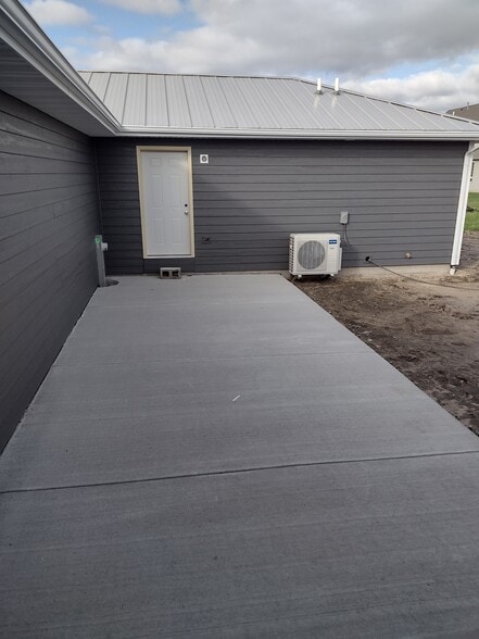 Building Photo - 1036 W Bergera Rd