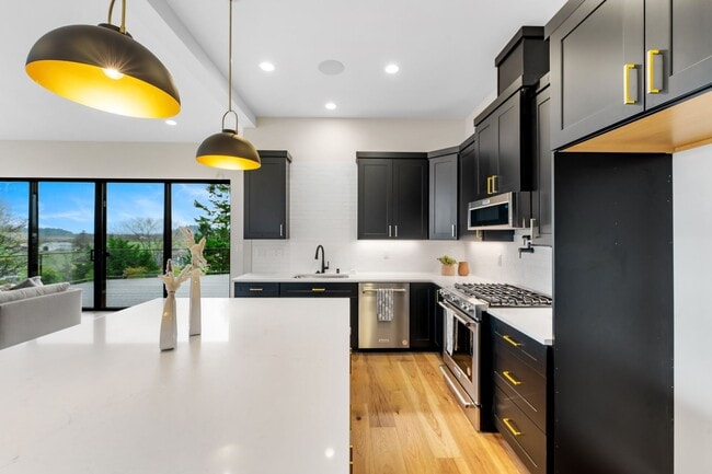 Building Photo - BRAND NEW LUXURY HOME!