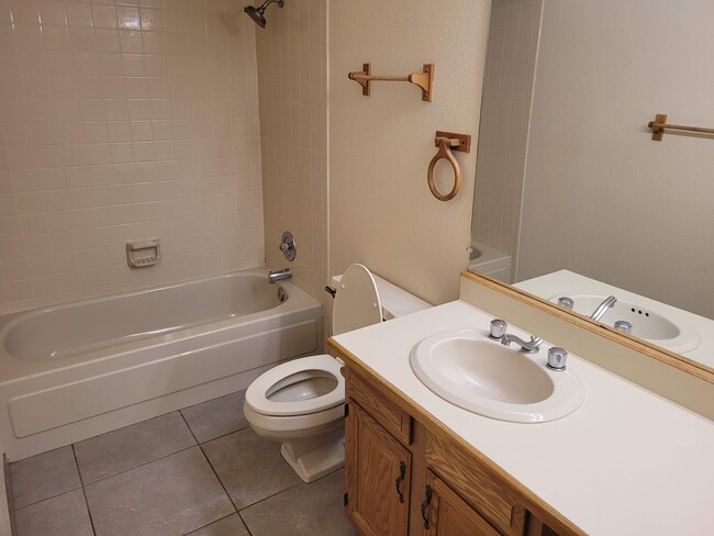 Spacious bath with tub and shower - 5750 N Camino Esplendora