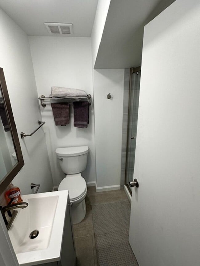 Building Photo - Cozy  3Bd duplex with utilities included! Available now! Call me today