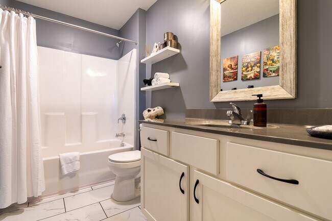 Building Photo - 4830 Fairmont Dr